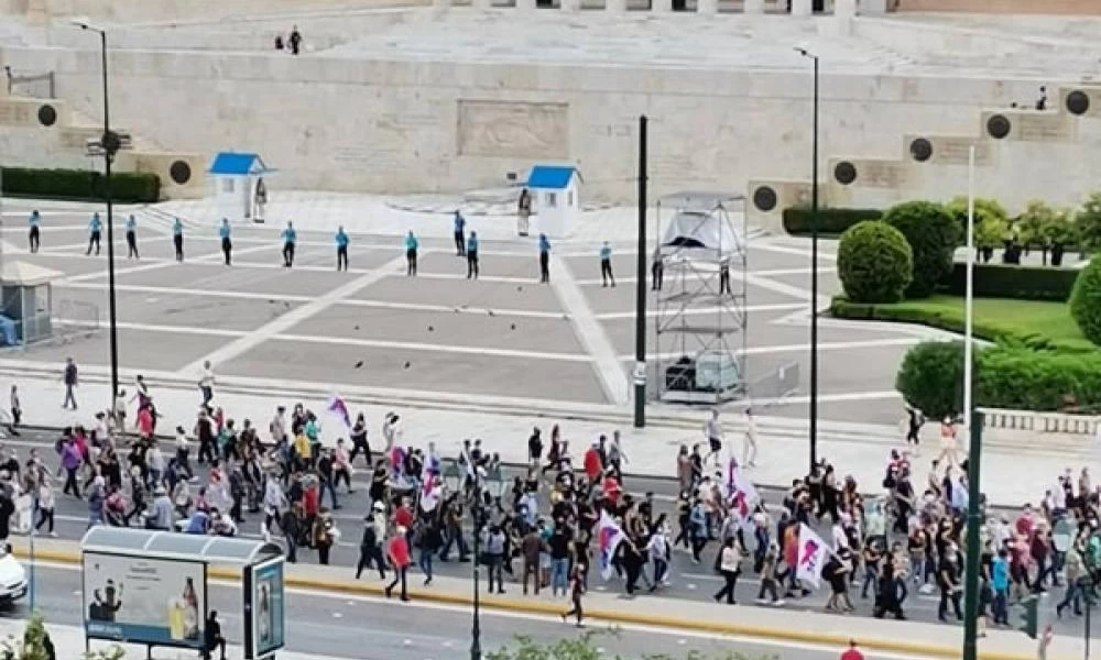 ''Τρεις κι ο κούκος'' στη πορεία στο κέντρο της Αθήνας κατά του εργασιακού νομοσχεδίου - Αποκλειστικές εικόνες